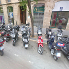 Imatge de motos aparcades a sobre de la vorera a la Rambla Vella de Tarragona.