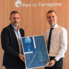 El president de la Fundació, Pere Jornet, ha lliurat al president del Port, Josep Maria Cruset, una de les obres guanyadores al certamen de l'any passat.