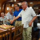 Gornals, Castan i Martín tallant el pastís d'aniversari del club.