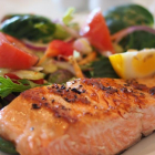 El consumo de pescado graso como el salmón reduce en un 10% el riesgo de sufrir cáncer.