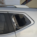 Imatge d'un dels vehicles amb els vidres trencats on han robat aquesta matinada.