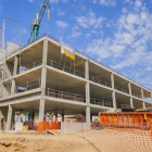 Imagen del nuevo edificio en construcción que tiene que acoger la escuela Arrabassada.