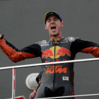 Pol Espargaró celebrant el seu primer triomf a MotoGP l'any passat.