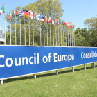 El cartel donde se lee 'Consejo de Europa', delante la sede de la institución, en Estrasburgo