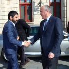 Pla americà del conseller Chakir El Homrani saludant l'alcalde de Reus, Carles Pellicer, en la seva arribada a l'Ajuntament. Imatge del 29 de març del 2019