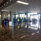 Passatgers a la nova zona d'embarcament de l'Aeroport de Reus.