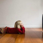 Imatge d'arxiu d'una nena mirant la televisió