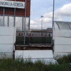 Imatge del tram de la tanca del camp de futbol de la Floresta que s'arrenjarà.