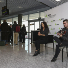 La 'cantaora' Lidia Mora i el guitarra flamenca Ruselito, ahir, durant l'embarcament.