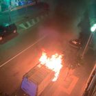 Imagen de uno de los coches quemados