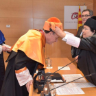 La rectora de la URV, Maria José Figueras, posant el birret al nou doctor honoris causa, Xavier Prats.