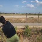 Una captura del vídeo donde se ve el joven lanzando piedras.