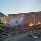 Imatge de l'incendi a l'antiga granja de pollastres d'Alcover.