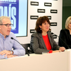 Elisenda Palouzié, David Fernández i Sílvia Cubo, durant la presentació d'Anem per feina.