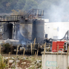 Imatge dels bombers a la zona de l'incendi que ha afectat una fàbrica de Montornès del Vallès