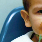 Imatge d'arxiu d'un nen amb la mascareta d'oxigen
