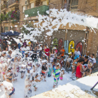 Instante de la fiesta de la espuma durante la celebración de la festividad del Barrio del Puerto este 2019.