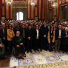Los familiares de los líderes independentistas y de los alcaldes, encabezados por la alcaldesa de Barcelona, Ada Colau, y el presidente del ACM, David Saldoni, al Salón de Cien del Ayuntamiento.