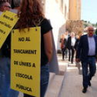 Primer plano de los carteles reivindicativos con que los representantes sindicales de enseñanza han recibido al conseller Josep Bargalló.
