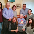 Fotografía de familia durante el acto de homenaje de la centenaria Teresa Subirats.
