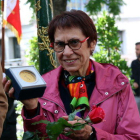 Margarita Català, hija de Neus Català, con la medalla Grand Vermeil que París le ha otorgado a su madre a título póstumo.