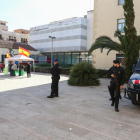Imatge d'agents dels Mossos d'Esquadra desplegats al carrer Sant Joan de Reus, on s'ha instal·lat una taula informativa de Vox.