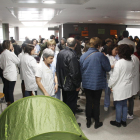 Pla general de treballadors concentrats a l'interior de l'Hospital de Móra d'Ebre, en una protesta al desembre.