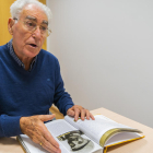 Joan Gran Vila con un libro con la historia de la centenaria Vuelta Ciclista a Cataluña.