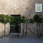 Un llaç groc penjat al pati dels tarongers del Palau de la Generalitat.