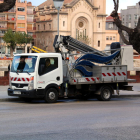 Plano general del camión del Ayuntamiento de Tortosa que ha cargado el cartel luminoso que ha caído por el viento.