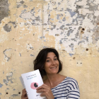 Cecília Bofarull con su libro, que combina texto y acuarela.