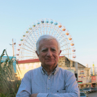 Tomás Alcoverro delante de la noria de Beirut.
