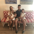 Laia Barceló con sus hijas y su marido en su casa de Lisboa, donde viven ahora.