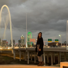 Rivas con la skyline de Dallas, la ciudad donde trabaja de maestra.