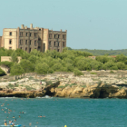 Conjunto de edificios del antiguo preventori y de la finca de la Savinosa vistos desde el mar.