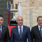 El president del FC Barcelona, Josep María Bartomeu, el president de la Federación Española de Fútbol, Luis Rubiales, i el president del Valencia, Anil Murthy.
