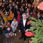 L'alcalde ha ajudat els infants a col·locar els seus desitjos a l'arbre.