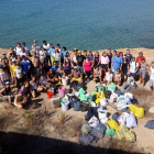 Imagen de los voluntarios con los residuos retirados.