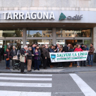 Los manifestantes que han participado en la protesta para denunciar el desmantelamiento de la vía de la costa Salou- Cambrils que se ha hecho delante de la estación de Tarragona.