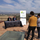 Plano general del coordinador de Joventut de les Terres de l'Ebre, Joan Barberà, y el presidente del EMD de Campredó, Damià Grau, en la presentación de los campos de trabajo 2019.