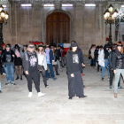 Les participants que han cantat i ballat l'himne feminista xilè ''Un violador en tu camino' en català a Tarragona.