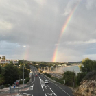 Imagen del arco iris en la playa Llarga.