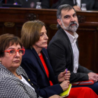 Jordi Cuixart, Carme Forcadell y Dolors Bassa, durante la primera jornada del juicio del 1-O.