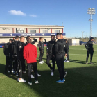 Los jugadores del Nàstic sobre el césped de la Ciudad Deportiva del Levante