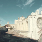 Una de les imatges del vídeoclip, amb la cantant i la catedral de Tarragona al fons.