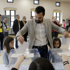 El president del Parlament, Roger Torrent, votant a Sarrià de Ter.