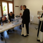 Imatge dels monjos votant.