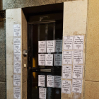 Imagen de los carteles enganchados a la sede de ERC en Tarragona.
