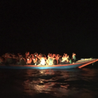 Les persones rescatades viatjaven en una embarcació de fusta.
