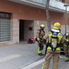 Tres dotaciones de los Bombers han actuado en el servicio del incendio del cuadro eléctrico en un edificio de la calle Mercè Rodoreda.